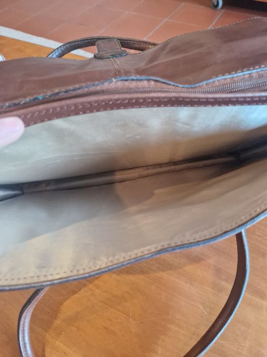 Pasta castanha em pele genuína.