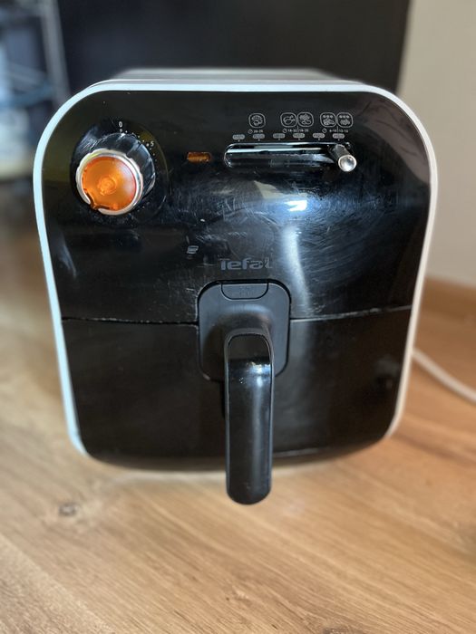 Aiirfryer Tefal biało czarny.