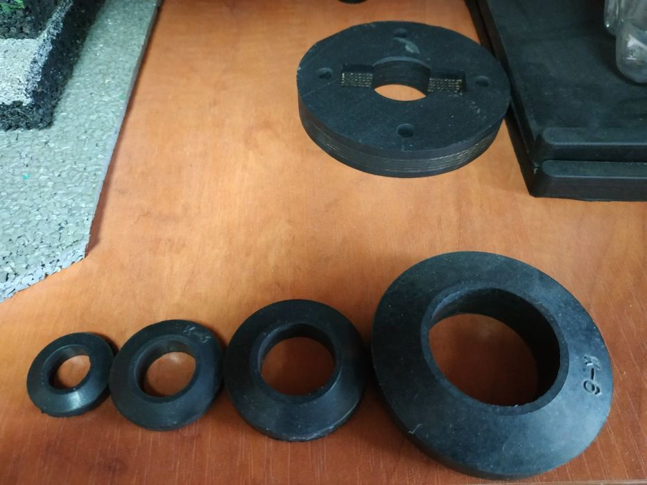 Подкладки уплотнители прокладки резины и резины с тканью.