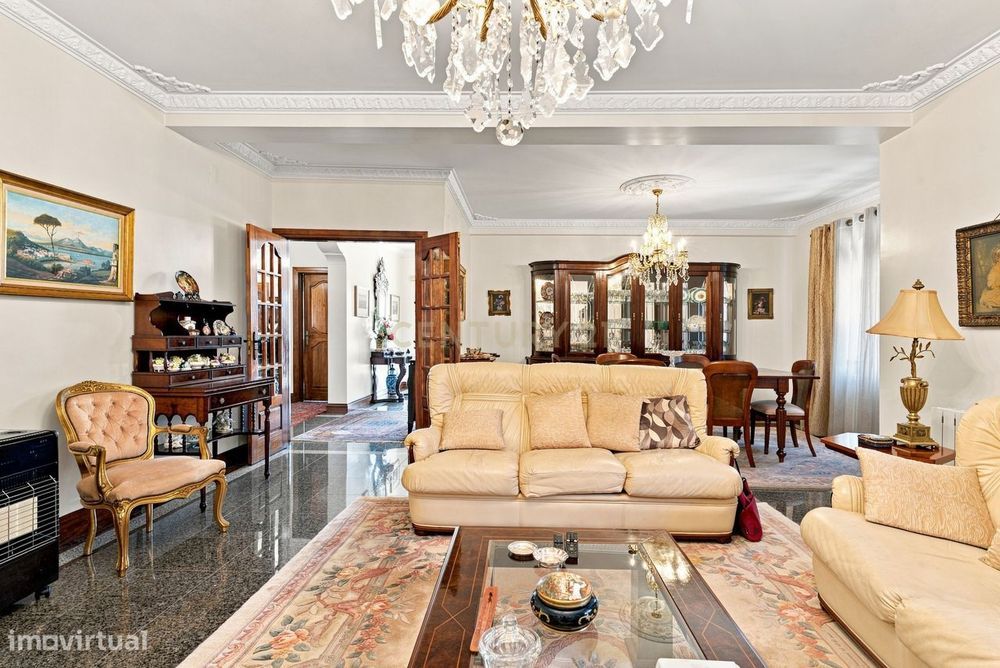 Moradia T5, contemporânea, localizada próximo da praia de Santa Cruz.