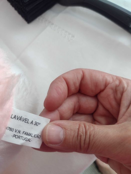 Urso de peluche corde rosa com focinho branco