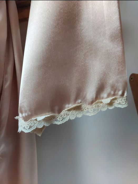 Satynowy szlafrok Secret Possessions pudrowy beż  koronka 44 46