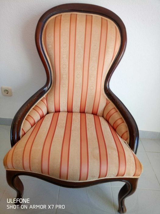 Senhorinha em mogno e tecido