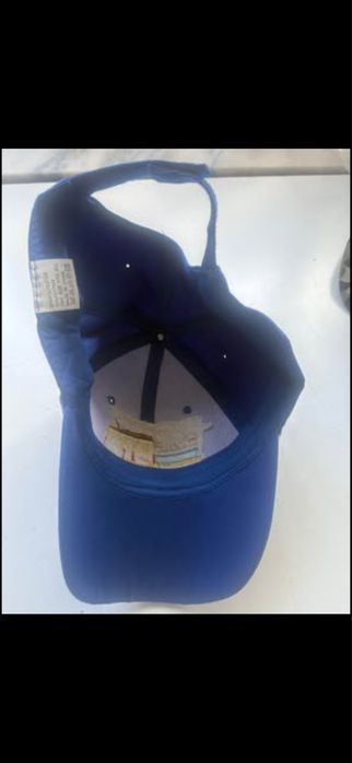 2 bonés um de camuflagem e outro azul