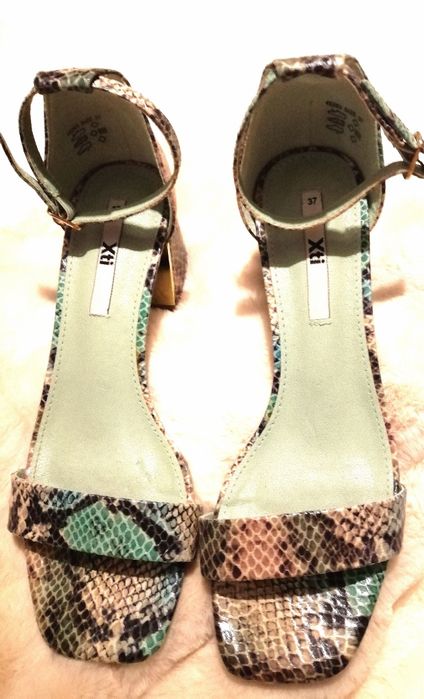 Sandália verde em pele