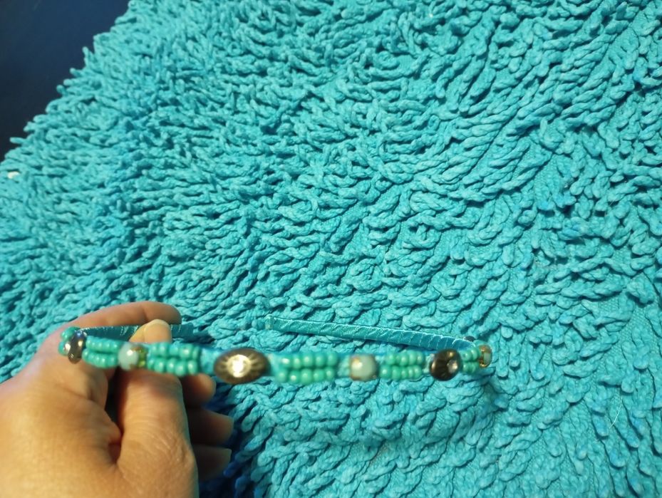 Bandolete fina com contas