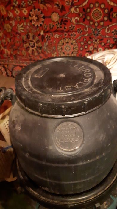 Продаются пластиковые бочки.
