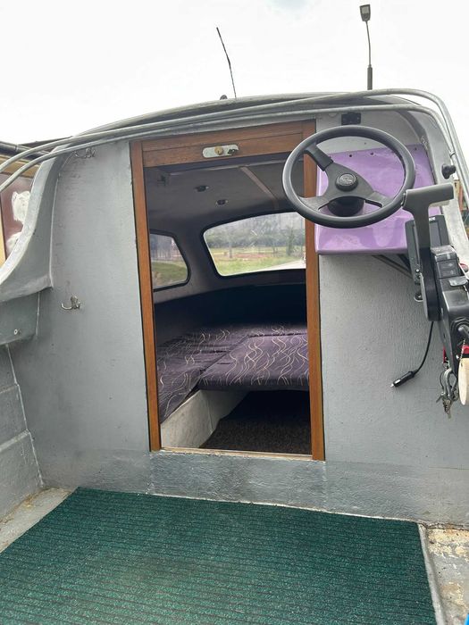 Motorówka kabinowa z silnikiem zaburtowym Honda 50 KM i przyczepą.