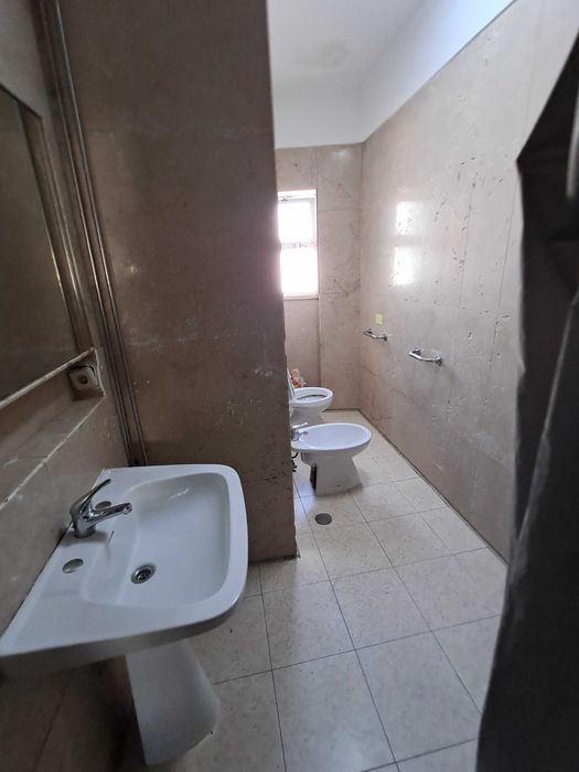 Quarto CASAL com 3 janelas. CentroLISBOA. Entrada imediata.
