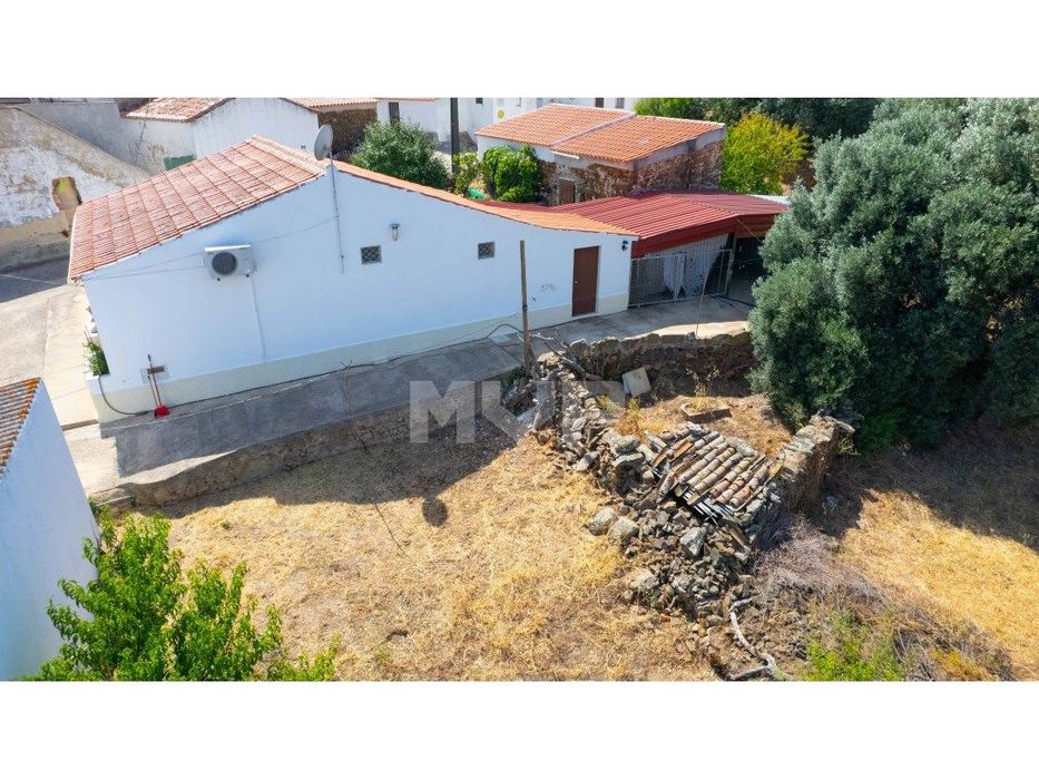 Moradia T2 com terreno em Martim Longo