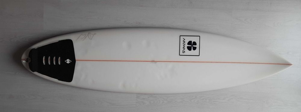 Ótima prancha de surf 6'0, acompanha capa e jogo de quilhas.