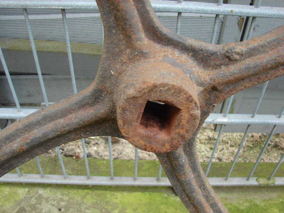 Stare koło koła żeliwne 116cm