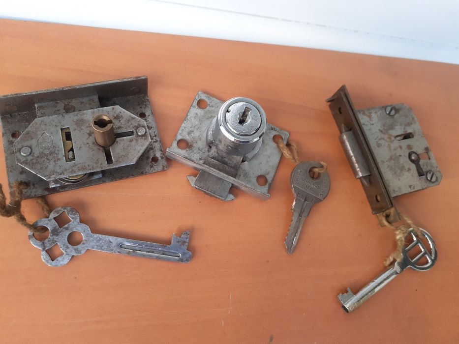Plaina antiga com lâmina Peugeot, sem uso.