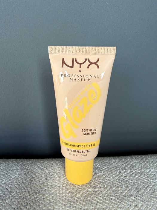 Nyx professional makeup buttermelt glaze soft glow тональная основа