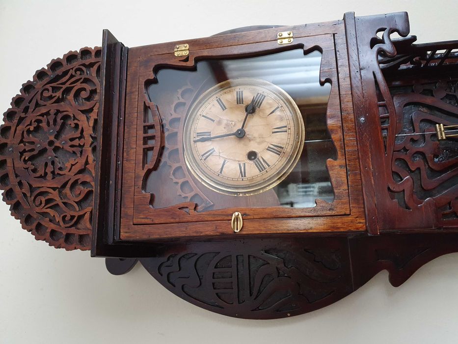 Stary zegar secesja. Rzeźbiony zegar antyk. Zegar secesyjny.