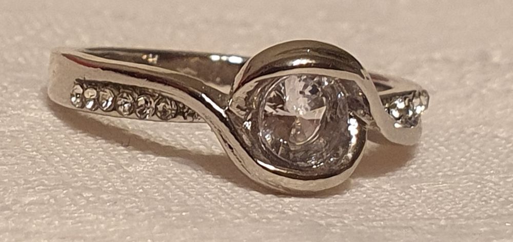 Elegancki pierścionek w kolorze srebra 8