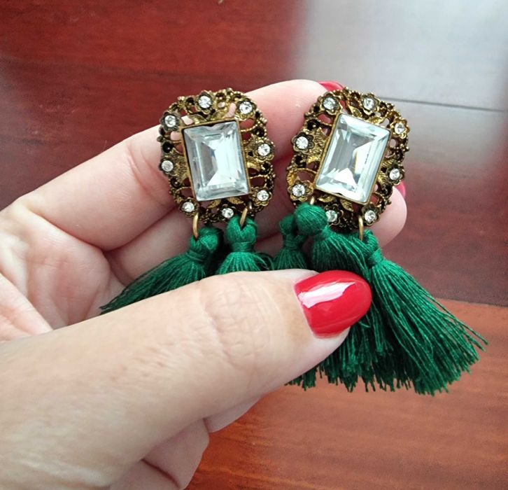 Brincos em tons de dourado e verde