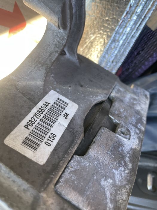 Ліва опора двигуна Cherokee kl (сторона водія)