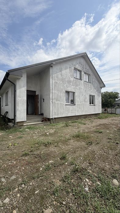 Продаю будинок в с. Братківці з гаражем та садом на 100 дерев