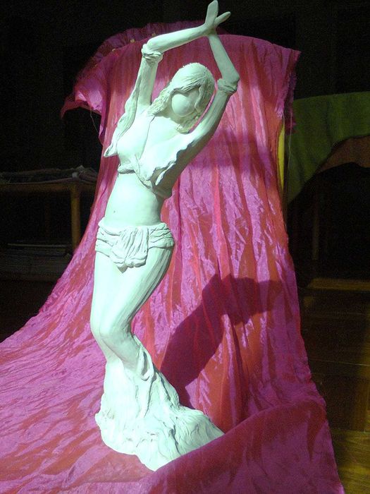 Escultura esculpida em argila branca