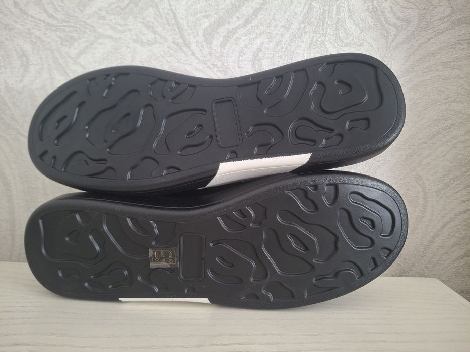 Кросівки Guess Нові 44р.
