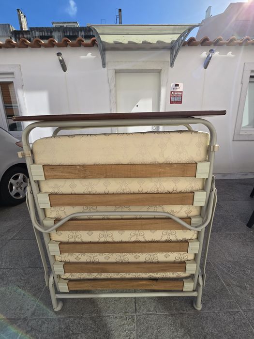 Cama dobrável com Cabeceira colchao e sistema de Rodas