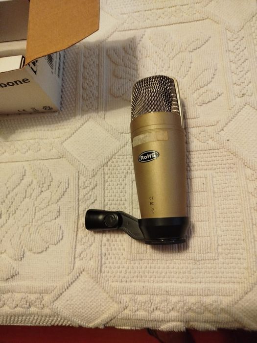 Piano digital, suporte, tripé e conjunto de som