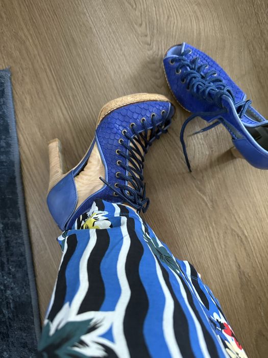 Sapatos 36 com atilhos marca zilian