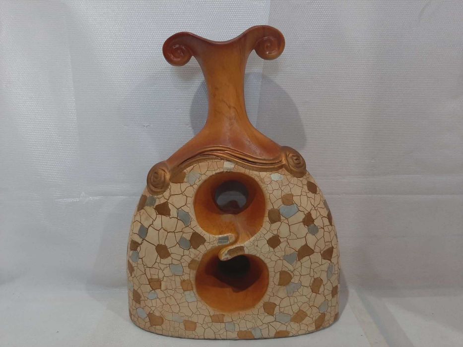 Pięknie zdobiony wazon ceramiczny
