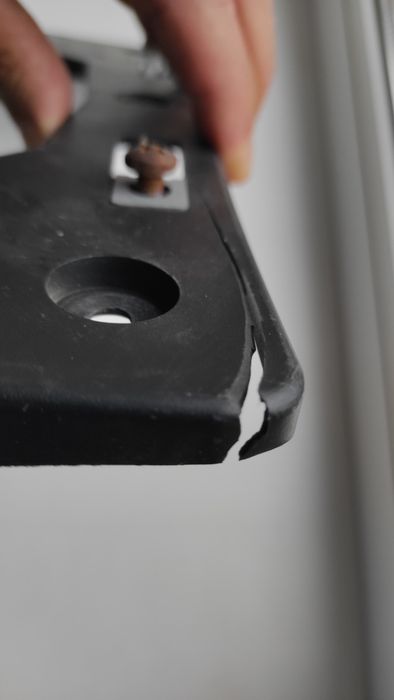 Панель номерного знака 521140R090 Toyota Rav 4