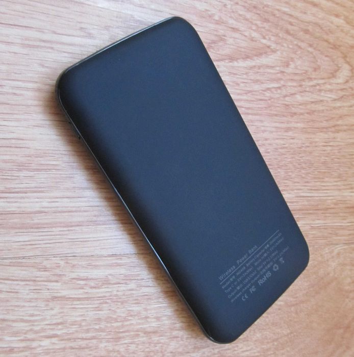 Повербанк 10000 mAh с функцией беспроводной зарядки.
