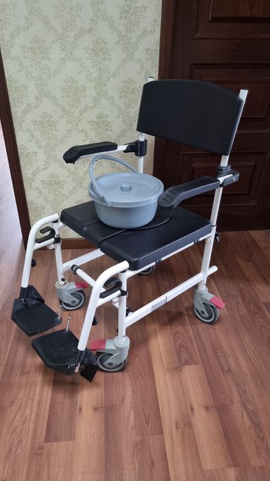Cadeira de rodas de banho pouco usado