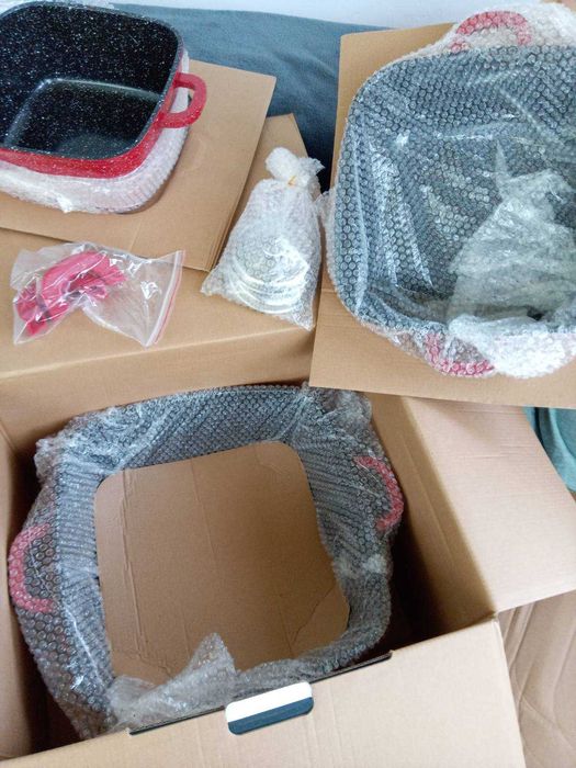 Набір кастрюль з антипригарним покриттям.