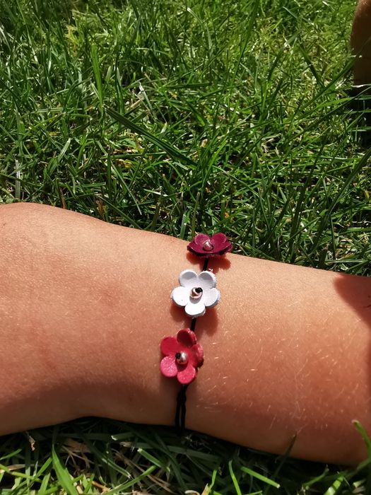Bransoletka regulowana z kwiatkami ze skóry. Handmade, jak nowa