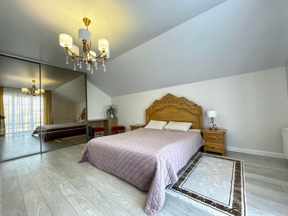 Продам будинок неподалік міського озера!