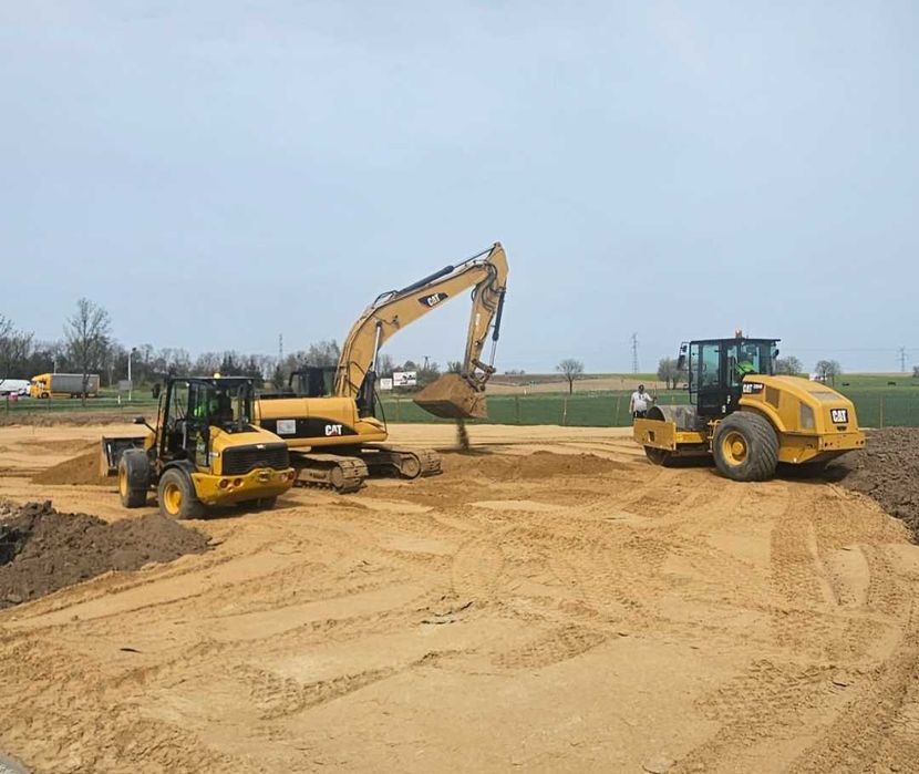 Wynajem ładowarki cat 908 z widłami