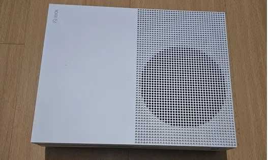 Selling Xbox One S in Excellent Condition, No Controller, Top Price64739419190787120