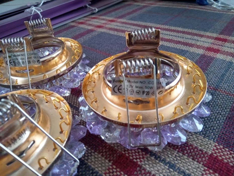 Галогенки. 3 штуки . Ціна однієї 50 грн. Зручно миються.