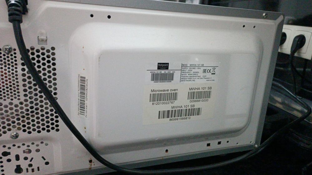 Microondas Ariston 1200 Watt limpo a funcionar .