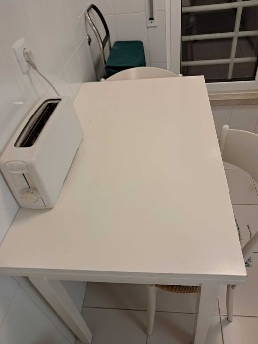 Mesa de cozinha extenssivel com 4 cadeiras