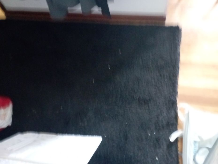 Carpete preta com pelo macio em bom estado com etiqueta composição