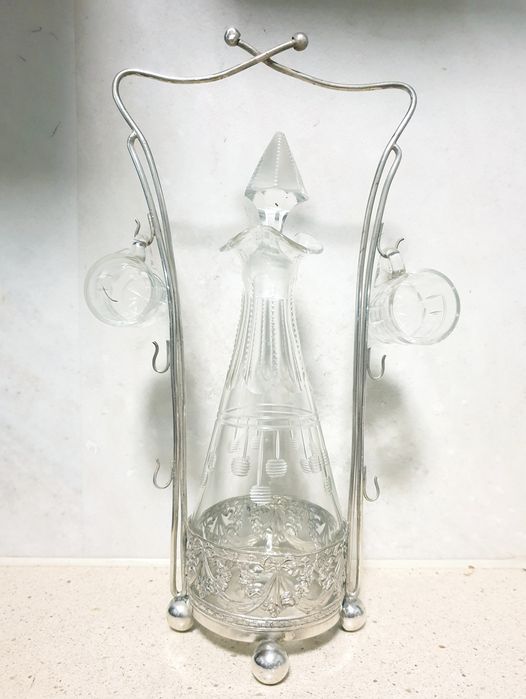 Antiga licoreira em cristal com suporte com banho em prata