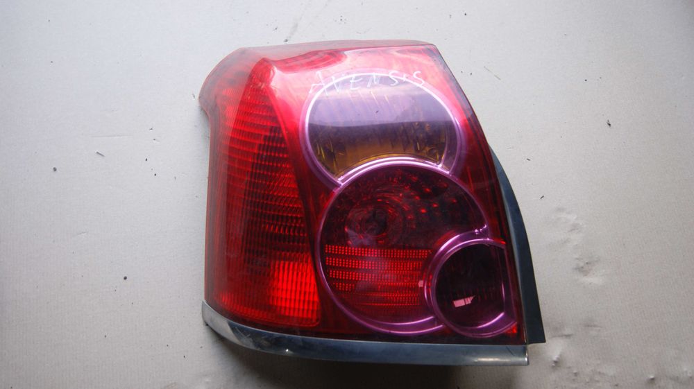 Lampy Toyota Avensis Tył