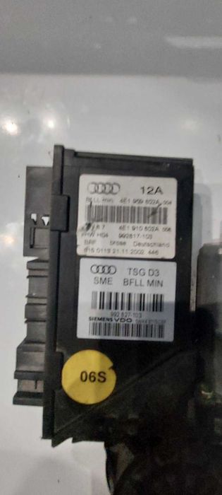 моторчик стеклоподъмника Задний Правый на Audi A8/d3