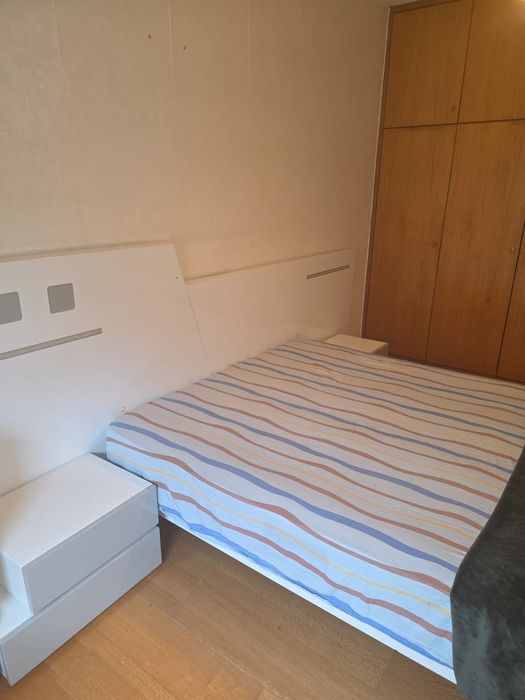 Alugo quarto para casal com suit,  junto a paragem do metro .