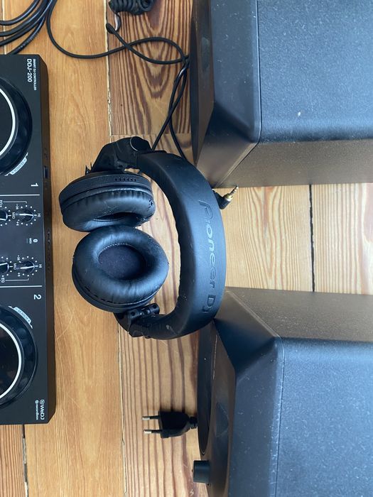 Kit DJ Completo Pioneer: DDJ-200 + Colunas DM-40 + Auscultadores