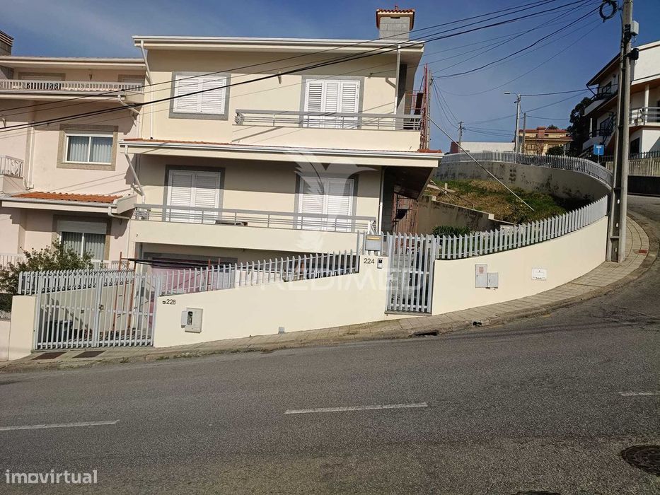Moradia de 3 Frentes com 4 Quartos, Garagem para dois (2) Carros e...