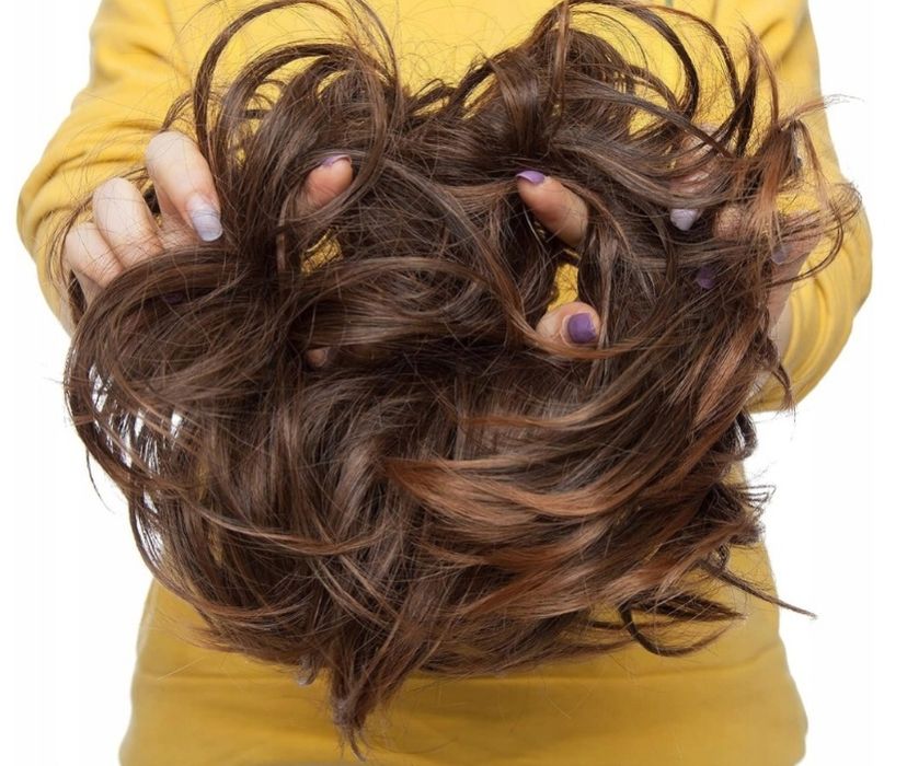 Sego dopinka roztrzepany kok brąz