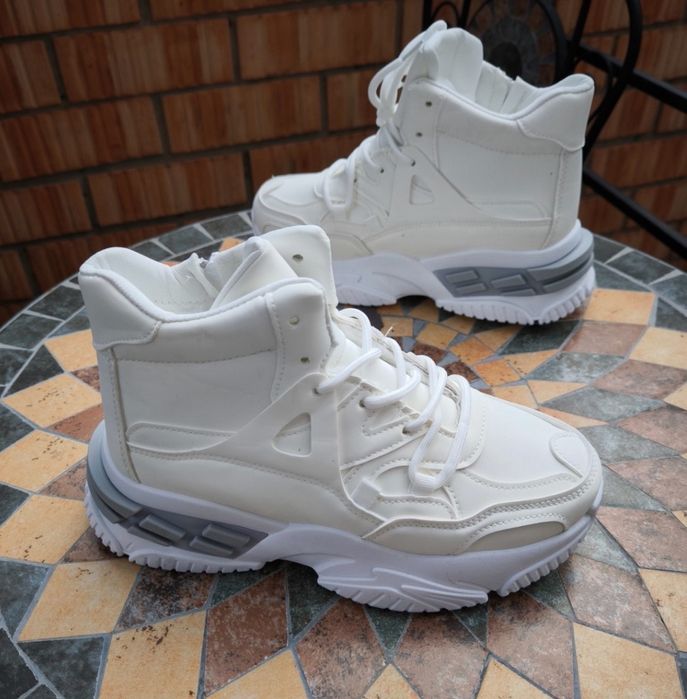 Кросівки жіночі, нові