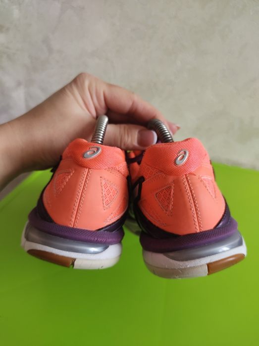 Жіночі волейбольні кросівки 38 розміру від бренду Asics Gel Tactic